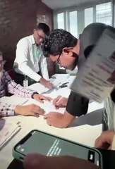 নিজের ভোট প্রদান করছেন ২২ নং ব্যালটের ভিপি প্রার্থী আবু সাদেক কায়েম।