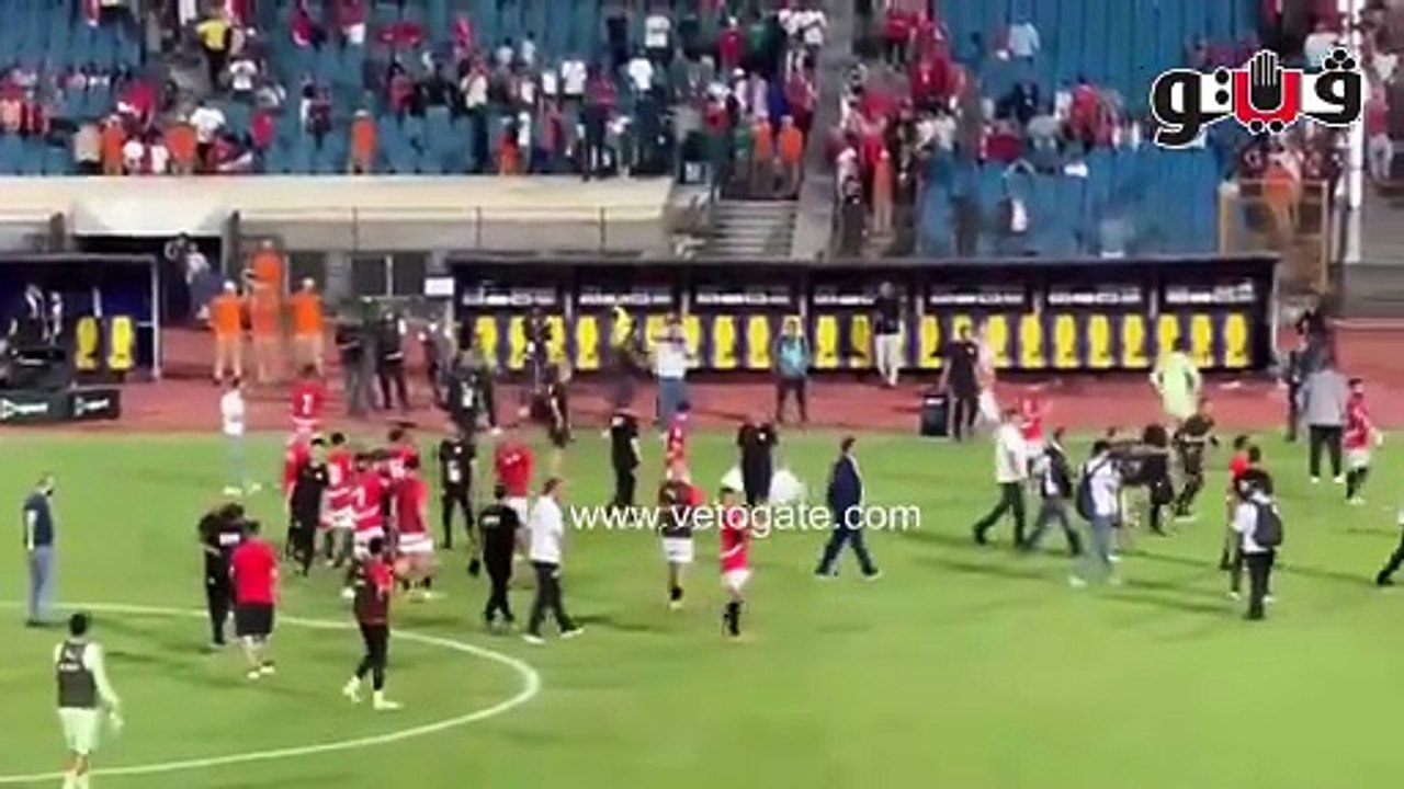 صلاح وحسام حسن يقودان لاعبي المنتخب لتحية الجماهير بعد الفوز علي إثيوبيا
