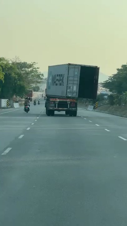 Cantainer lorry accident