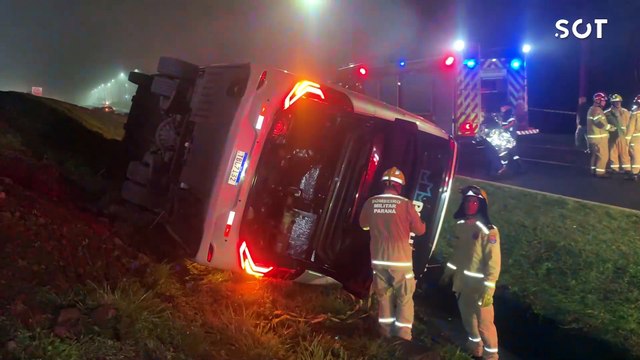 Ônibus tomba e deixa um morto e dezenas de feridos na BR-277, em Cascavel