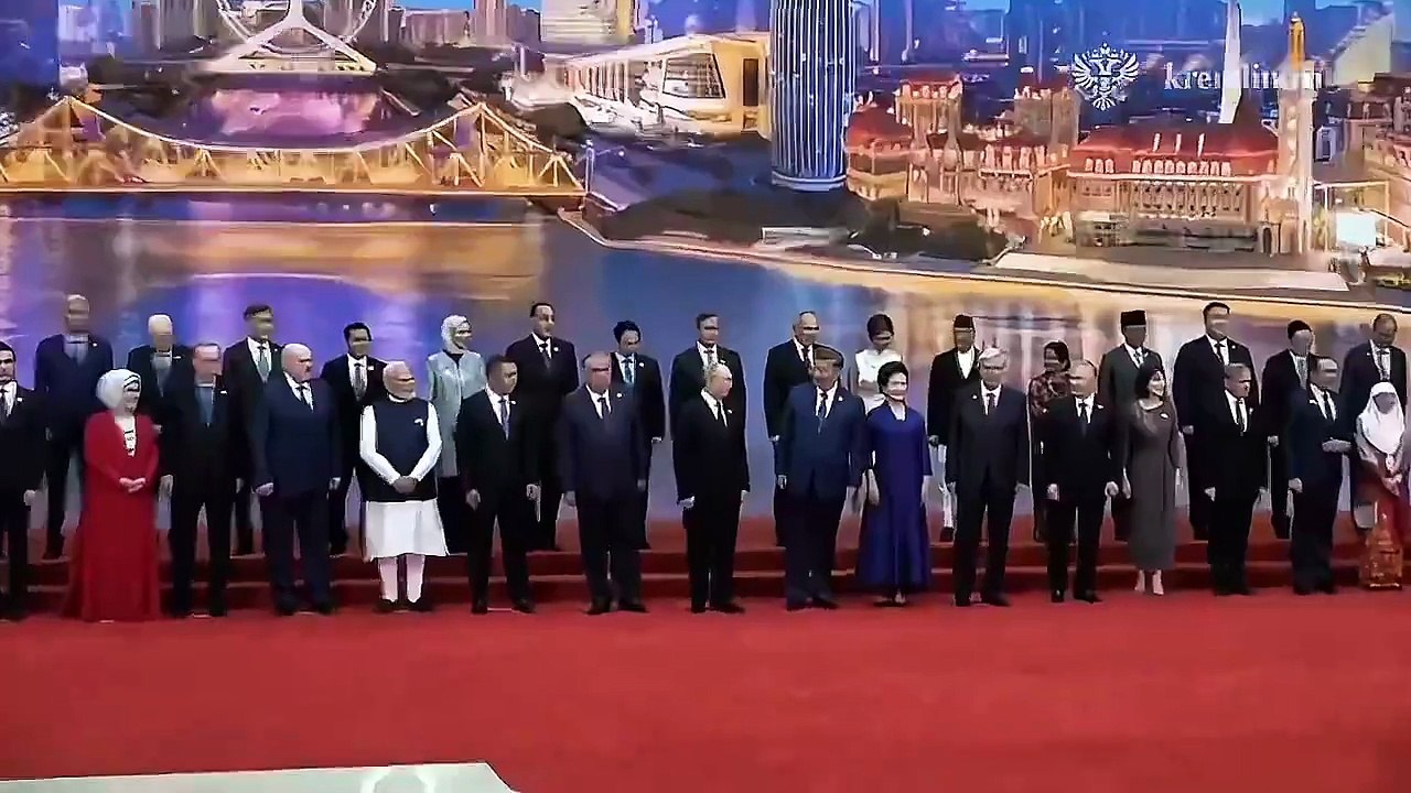 🇨🇳 World leaders take group photo at SCO summit in China.
