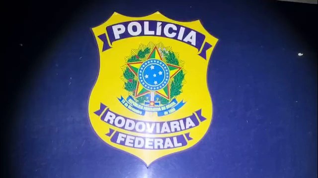 PRF apreende carro carregado com 60 kg de maconha na BR-277; casal é preso