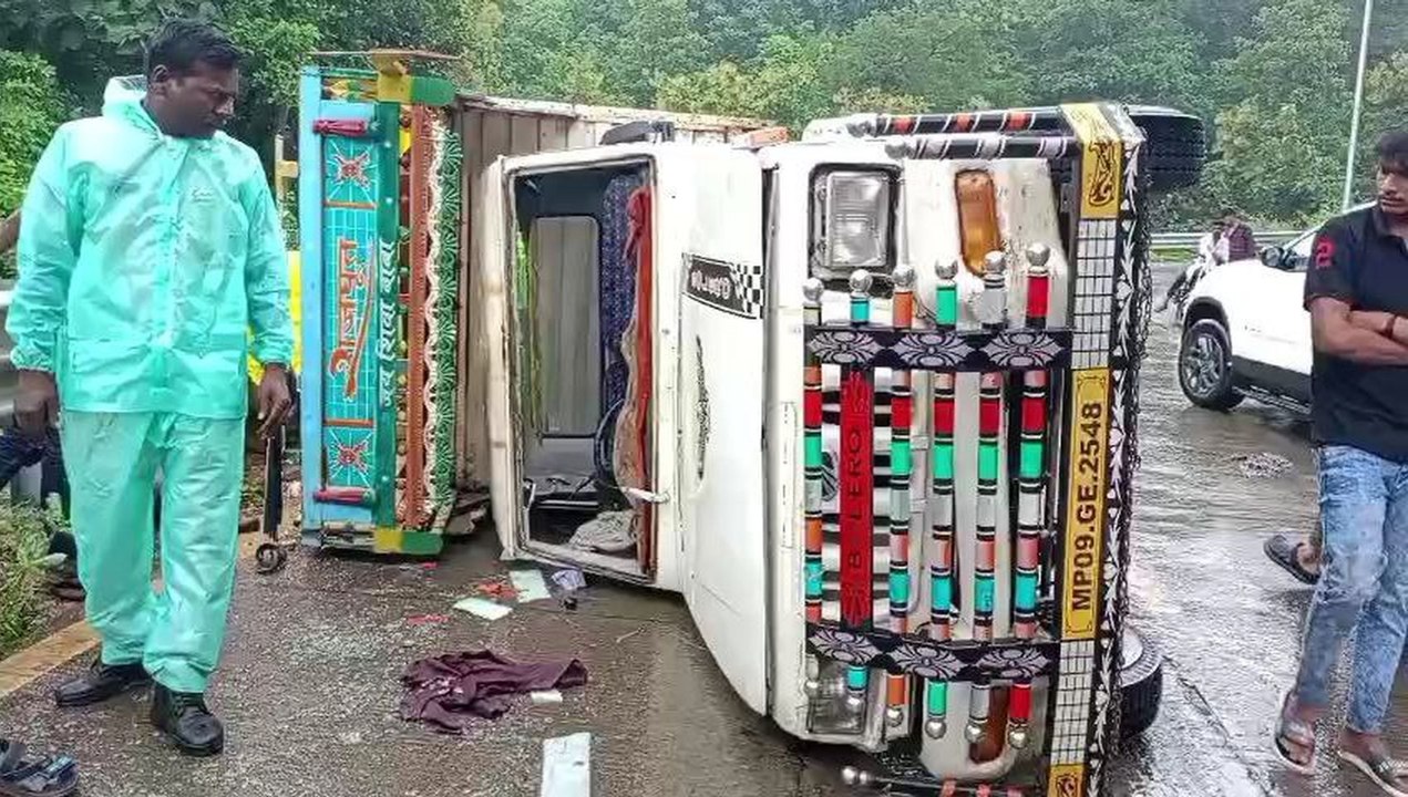 गणेश मूर्ति विसर्जन करने जा रहे श्रद्धालुओं से भरा पिकअप वाहन पलटा, 10 गंभीर घायल