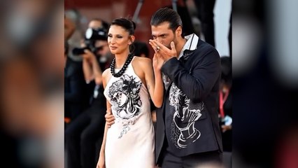 Can Yaman Venedik’te ödül aldı; sevgilisiyle kırmızı halıdaki uyumu dikkat çekti
