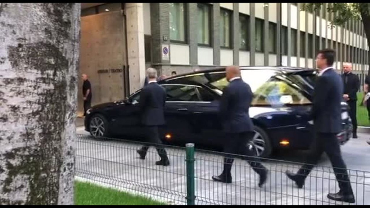 Aperta camera ardente di Giorgio Armani: decine in coda