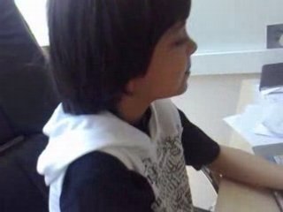 Eren Bilgisayarda oyun oynuyor.