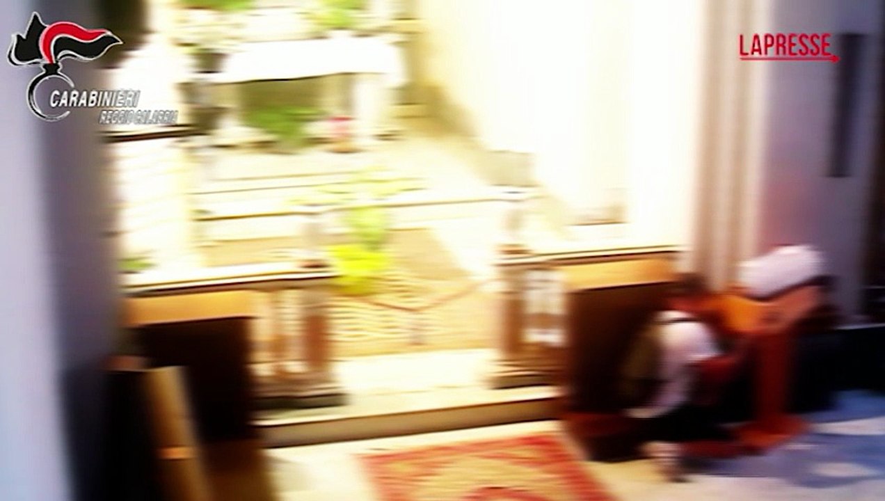 Gioia Tauro, un uomo ruba le offerte in chiesa: le immagini delle telecamere di sorveglianza