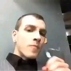 Sigara İçip Konuşmaya Çalışan Adam