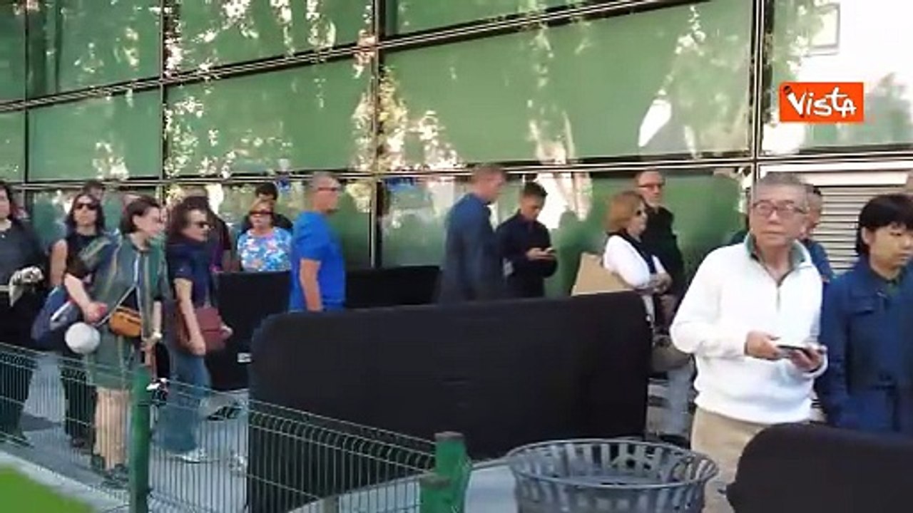 In centinaia in fila per entrare nella camera ardente di Giorgio Armani a Milano