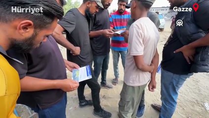 İsrail ordusu, Gazze kentine kara saldırılarını genişlettiğini duyurduğu tahliye broşürleri attı