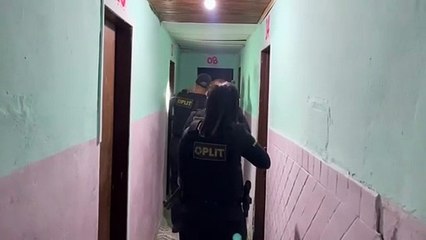 Polícia registrou momento em que fugitivo foi recapturado em quarto de motel