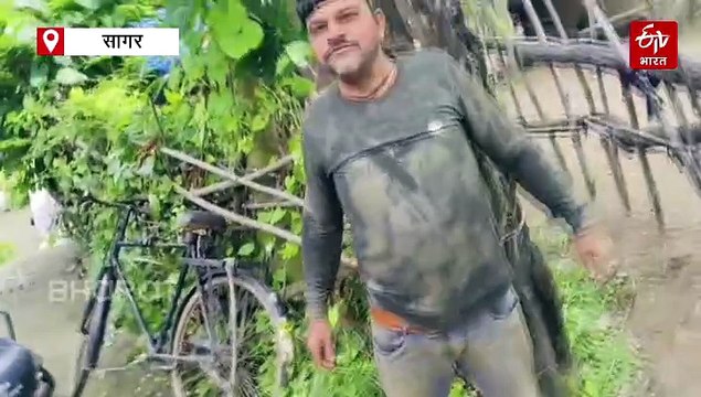 मुर्दा समझकर उठा ले जा रही थी पुलिस, तभी उठ खड़ा हुआ नशेड़ी सरपंच