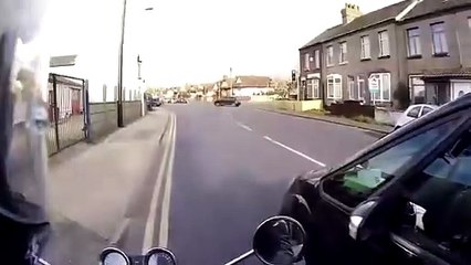 Un biker sympa illumine la journée d'un enfant... adorable