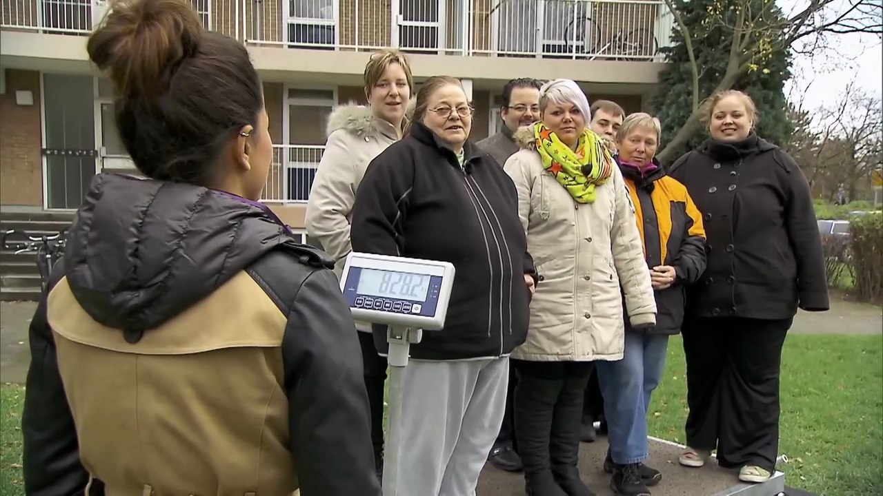 BLAUÄUGIGE KRAUT-BRAUT BEGEISTERT ENTGLEISTE BRÜNETTEN  - Family Stories Live Synchro