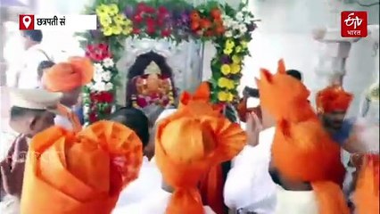 संस्थान गणपतीच्या पूजनानं विसर्जन मिरवणुकीला सुरुवात; राजकीय नेत्यांनी धरला बँडवर ठेका