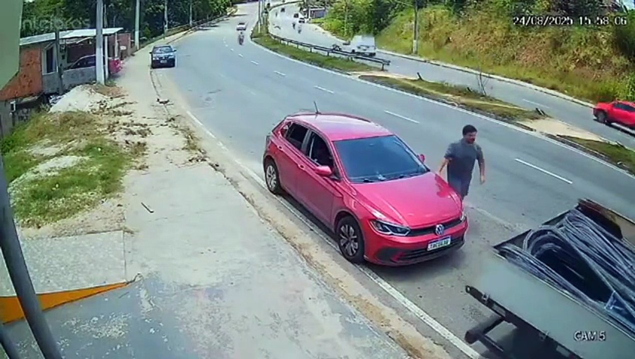 Il oublie le frein à main de son camion... douloureux