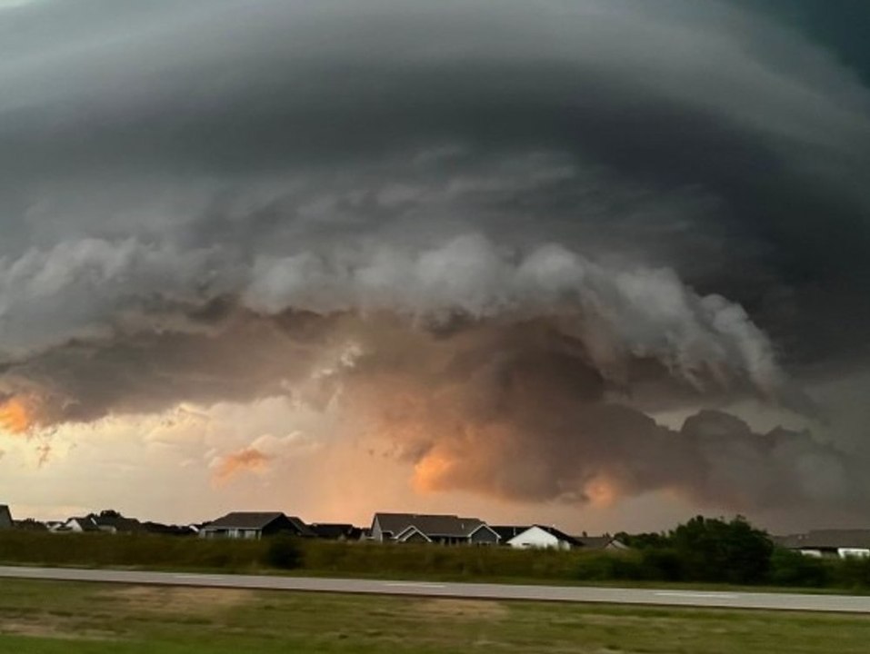 "Mutterschiff": Monströse Sturmwolke zieht über Kansas