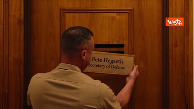 Il Pentagono diventa il Dipartimento della Guerra, ecco il cambio della targa sulla porta di Hegset