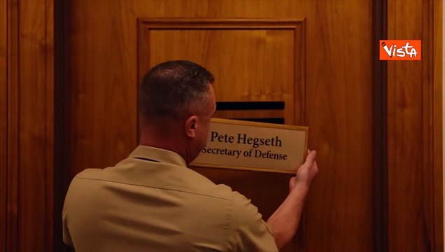 Il Pentagono diventa il Dipartimento della Guerra, ecco il cambio della targa sulla porta di Hegset