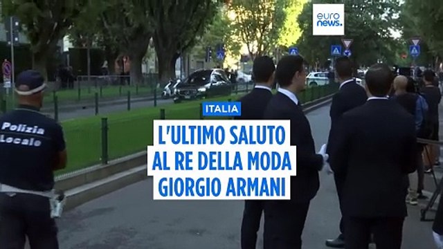 Ultimo saluto a Giorgio Armani: centinaia di persone e vip alla camera ardente
