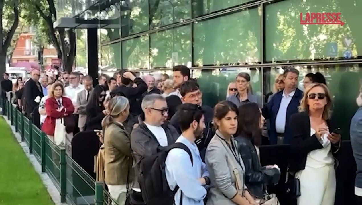 Giorgio Armani: folla in fila per accedere alla camera ardente