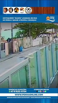 Motoqueiro rampa lombada em rua de Penha e quase atropela crianças