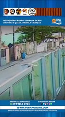 Motoqueiro "rampa" lombada em rua de Penha e quase atropela crianças