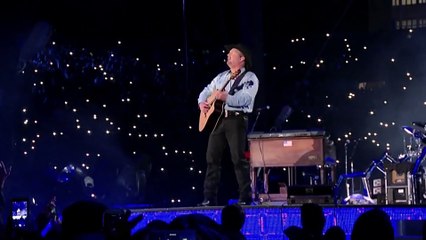 Unanswered Prayers - Garth Brooks (live)
