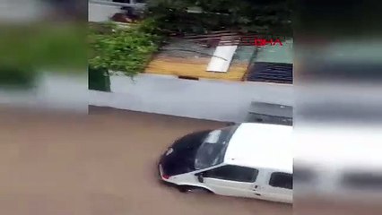 Bursa'da sağanak yağış hayatı felç etti! ev ve iş yerlerini su bastı