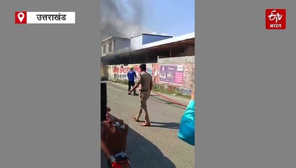 अचानक चलती कार में लगी भीषण आग, मुश्किल से बची जाने माने डॉक्टर की जान