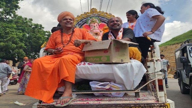 Video: डीजे पर भक्ति गीतों पर थिरके श्रद्धालु, गुलाल-अबीर से सराबोर