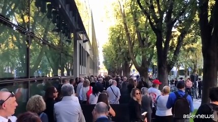 Lanterne, fiori bianchi e lacrime: a Milano l'ultimo saluto ad Armani