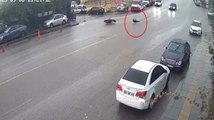 Ankara'da sağanak hayatı felç etti: Devrilen motosikletin sürücüsü metrelerce sürüklendi