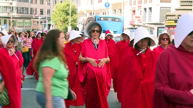 Padres de bebés nacidos por gestación subrogada y feministas convocan actos opuestos en Madrid