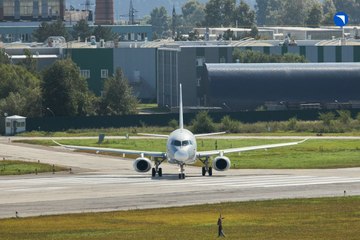 初の完全ロシア製スーパージェット100、PD-8エンジン搭載で初飛行