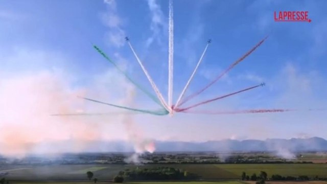 Le Frecce Tricolori rendono omaggio a Giorgio Armani con una manovra «a scintilla»