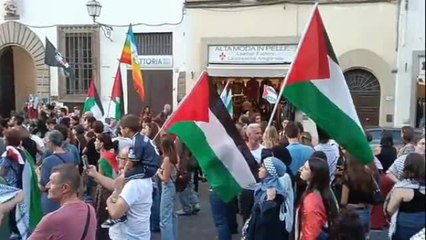 Manifestazione per la Palestina a Firenze: in tanti in piazza, il video del corteo