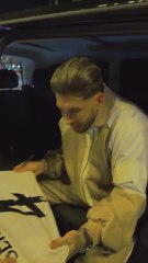 Ramos coloca una camiseta del Real Madrid firmada en La Cibeles para promocionar su canción