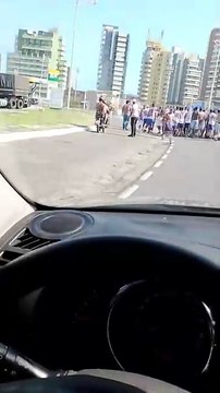 Em clima de final, torcida organizada do Bahia fecha pista e atrapalha trânsito na orla de Salvador; assista