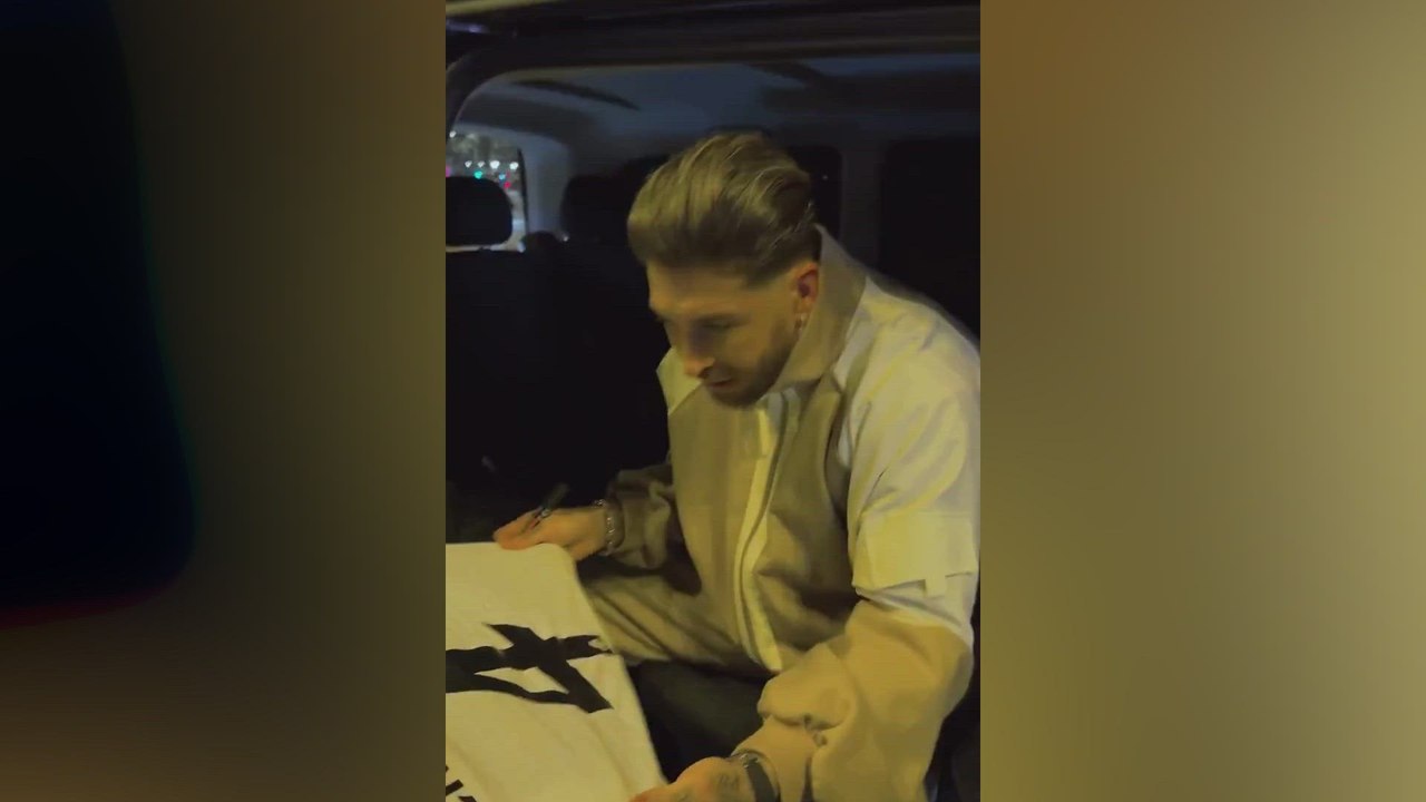 Sergio Ramos coloca una camiseta del Real Madrid firmada en La Cibeles para promocionar su canción