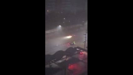 극한 호우로 군산 도로 물에 잠겨...차량 고립 / YTN