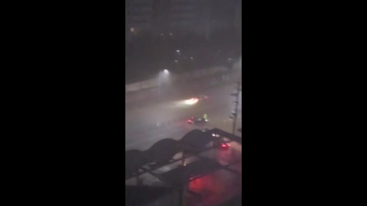 극한 호우로 군산 도로 물에 잠겨...차량 고립 / YTN