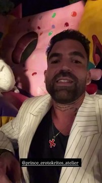 Ο Δημήτρης Αλεξάνδρου δείχνει τον γιο του να παίζει