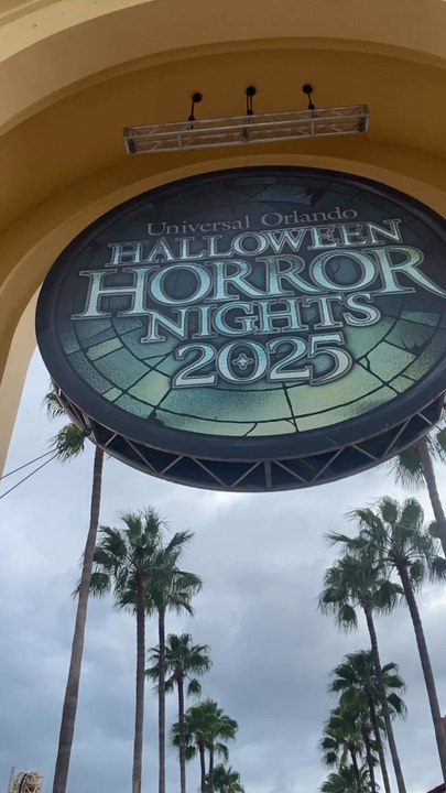 Survive the screams at Halloween Horror Nights 👻🎃 Orlando’s ultimate fright fest! From haunted houses to terrifying scare zones, HHN delivers non-stop scares. Would you dare to enter?