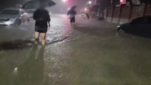 도로에 나온 시민들 맨손으로 배수구 치워 / YTN