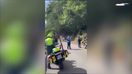 Porrazos y tensión en LaVuelta: la protesta que 'enciende' a las redes