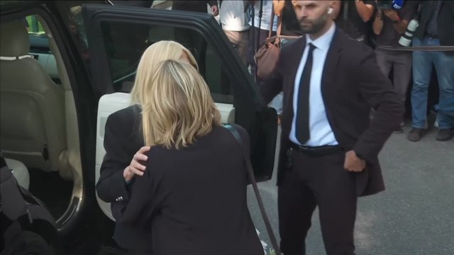 DONATELLA VERSACE rende omaggio al defunto GIORGIO ARMANI a Milano