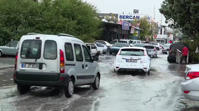 Sağanak yağış Ankara'da sele yol açtı