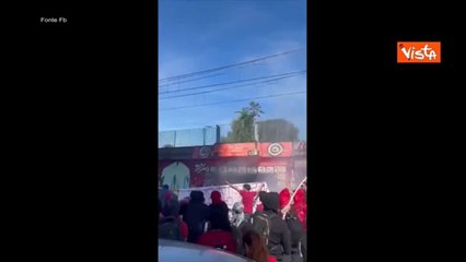 Fumogeni e bombe carta al corteo a Milano contro lo sgombero del Leoncavallo