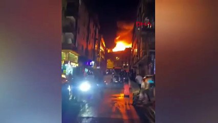 İstanbul - Gaziosmanpaşa'da 5 katlı binanın çatısı alev alev yandı